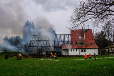 Boehmenkirch-Heidhoefe: Gebaeudevollbrand - Alte Gaststaette und Scheune brennen lichterloh